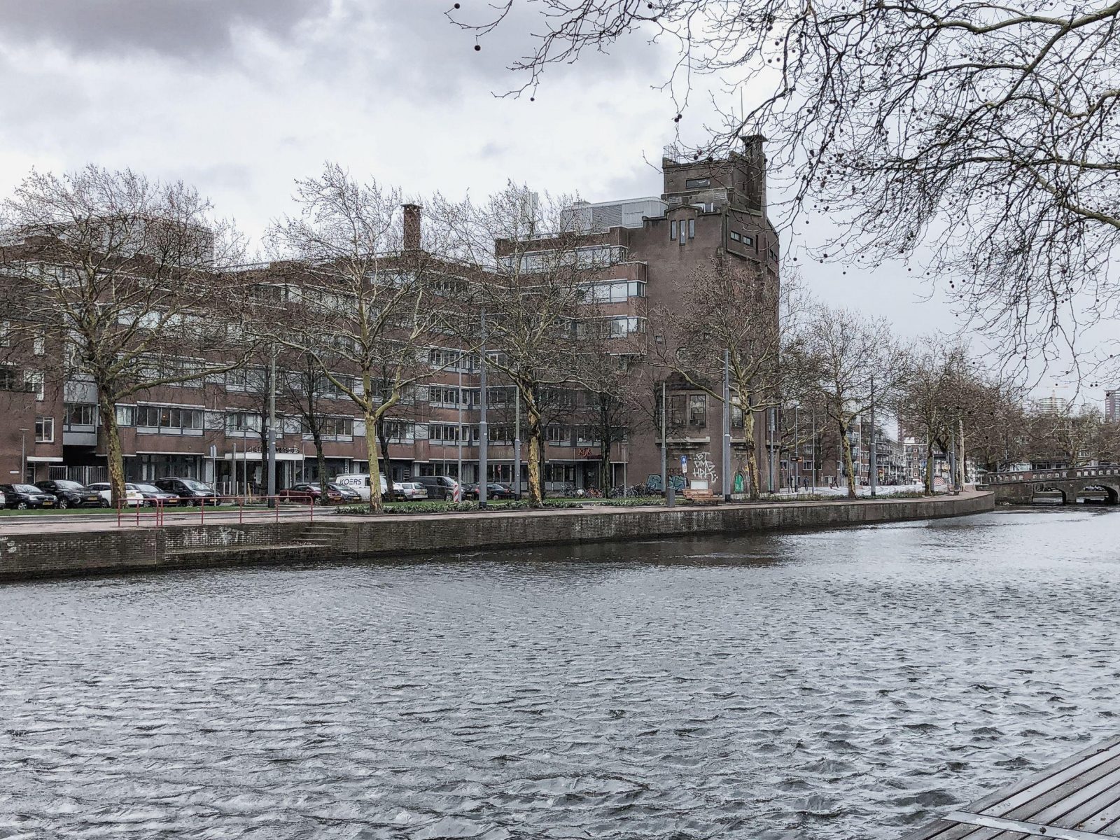 Het Brouwershuys, gezien vanaf de Zaagmolenkade in het Oude Noorden, met op de achtergrond het Centrum van Rotterdam