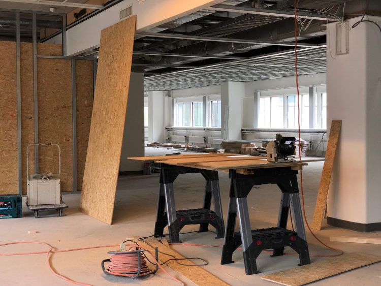 KOERS realiseerde voor Cocon Vastgoed Management op diverse verdiepingen van bedrijfsverzamelgebouw Het Brouwershuys flexibele en ruime kantoorunits.