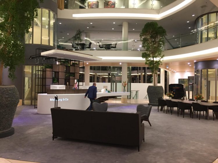De indrukwekkende entree met comfortabele lobby