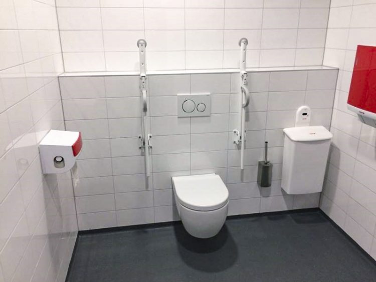 Uitgebreid toilet voor mensen met een beperking