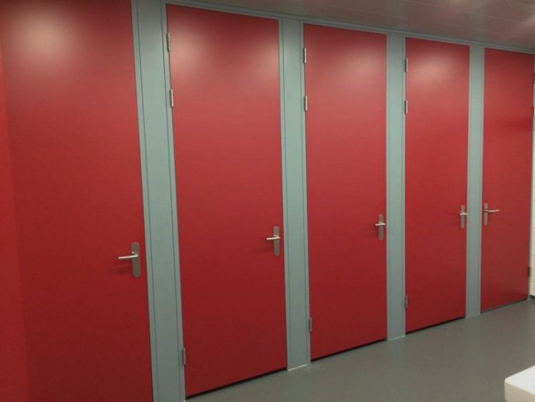 Mooie hoge deuren vervaardigd uit hoogwaardige materialen