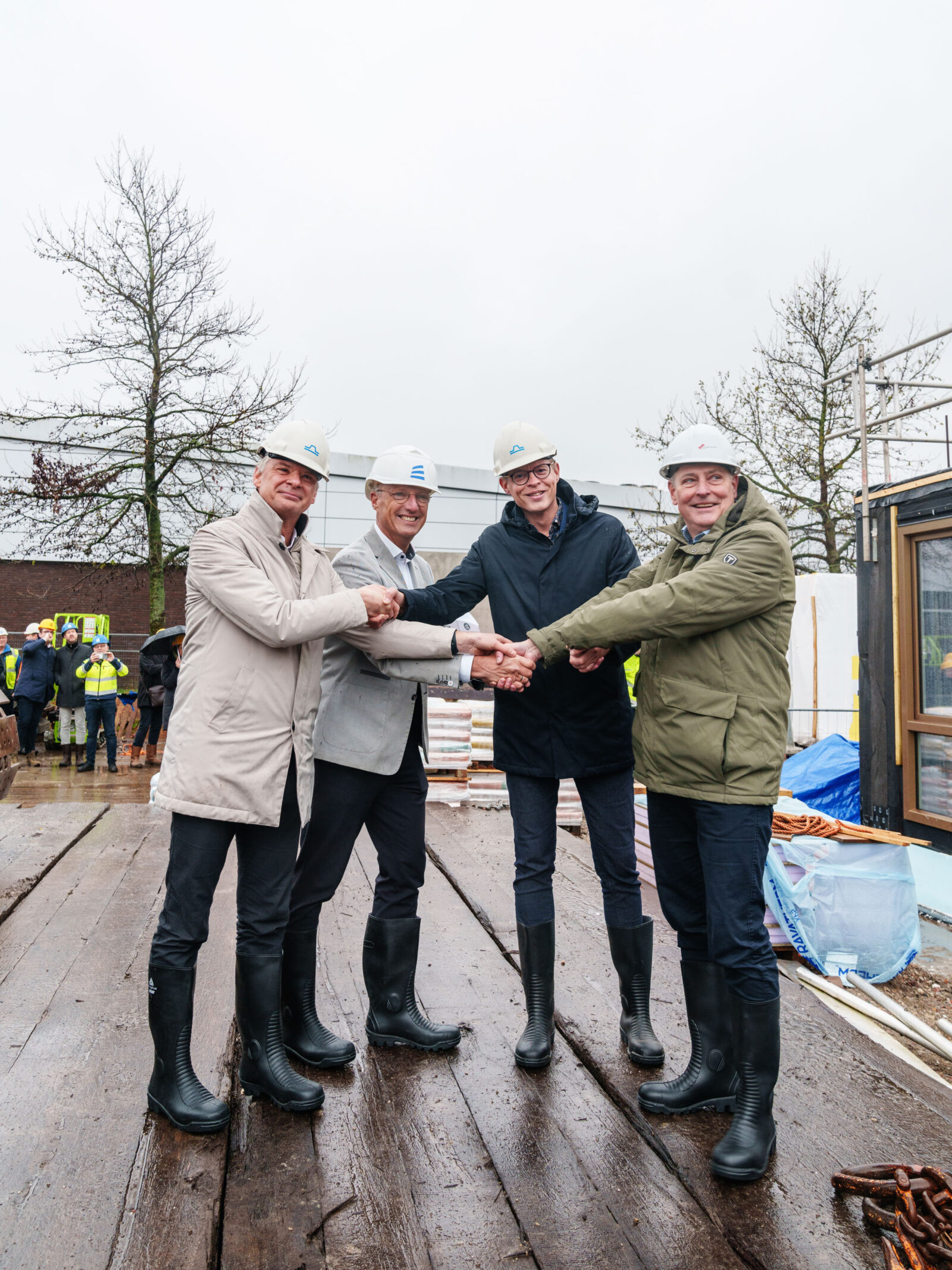 V.l.n.r. Eltjo Bouwman Blauwhoed, Niels Doodeman Heddes Bouw & Ontwikkeling, Wessel Breunesse Wethouder Zaanstad, Franck Storm directeur-bestuurd ZVH