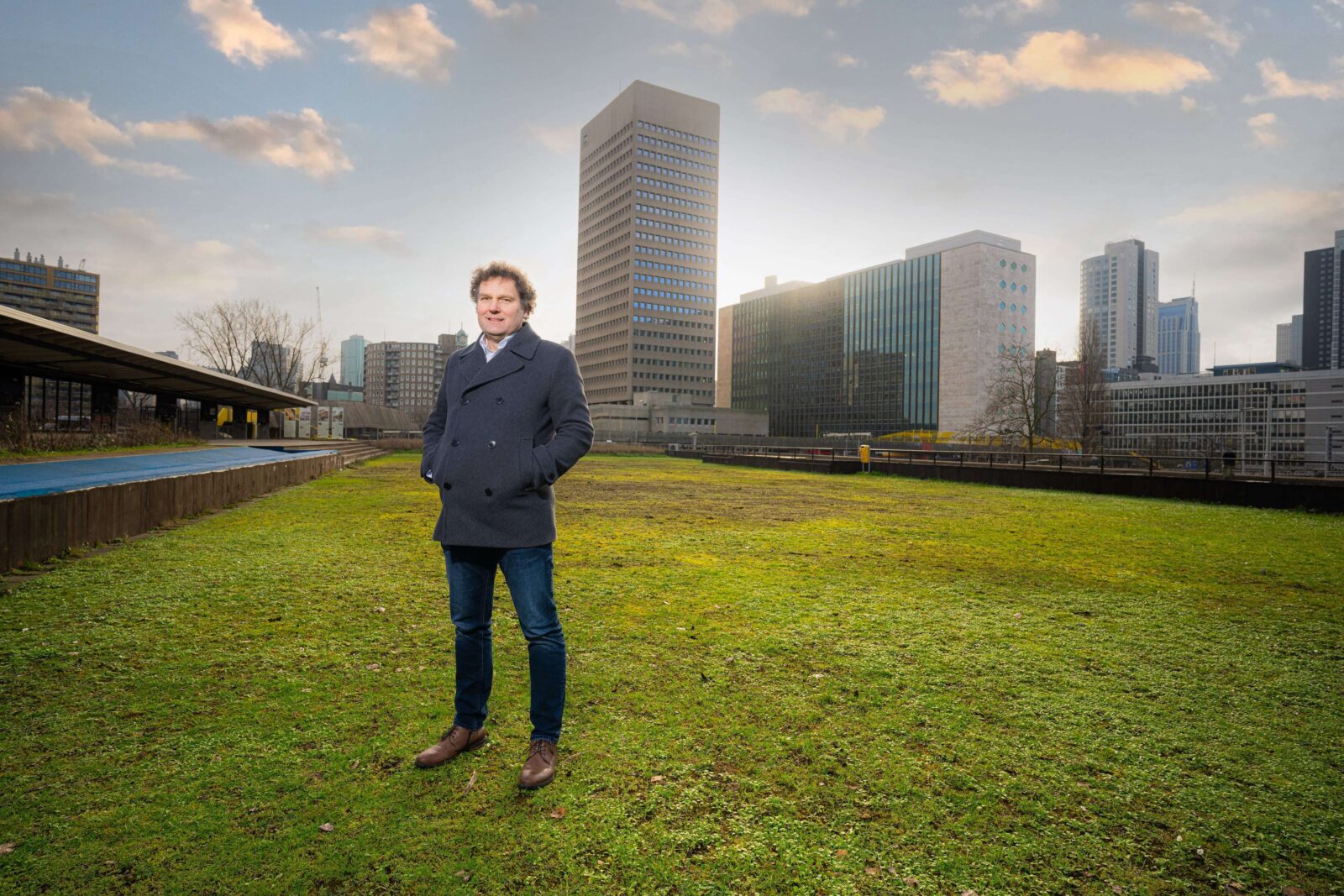 Dick Singerling, manager expertisecentrum van KOERS op het dak van De Hofbogen in Rotterdam.