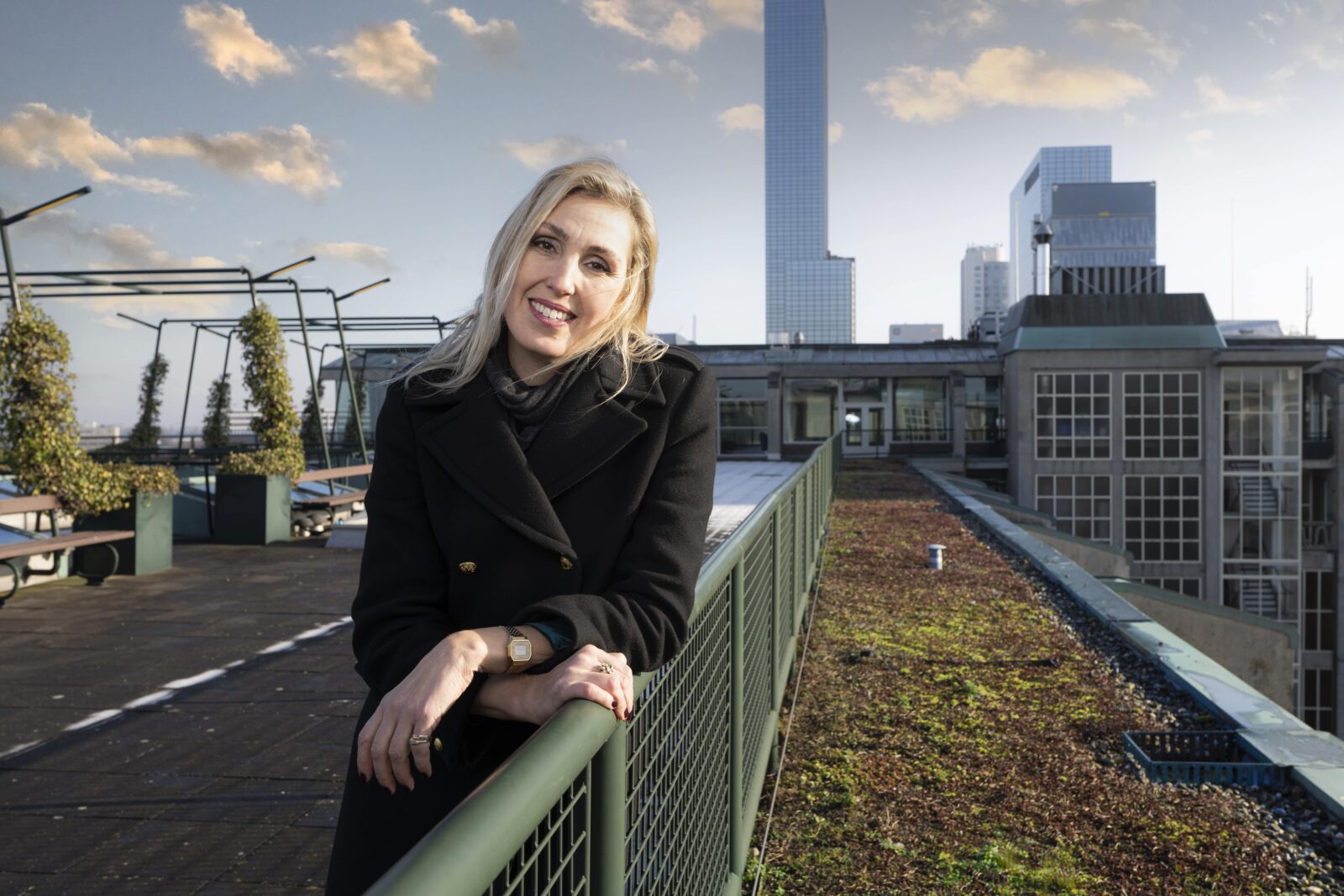 Lindsay Verveer op het dak van het Groot Handelsgebouw Rotterdam.