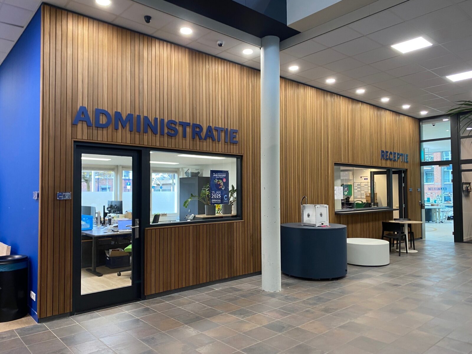 De nieuwe werkplekken van de administratie en de conciërge